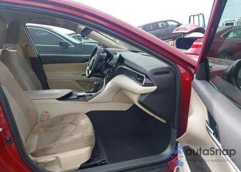 2021 Toyota Camry Le z USA, uszkodzony, nr VIN 4T1C11AK4MU587538